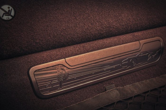 Száz fotón, két videón a világ leggyorsabb utcai autója 53 The 2018 Dodge Challenger SRT Demon’s rear-seat-delete access cover depicts a drag strip with SRT Demon burnout.