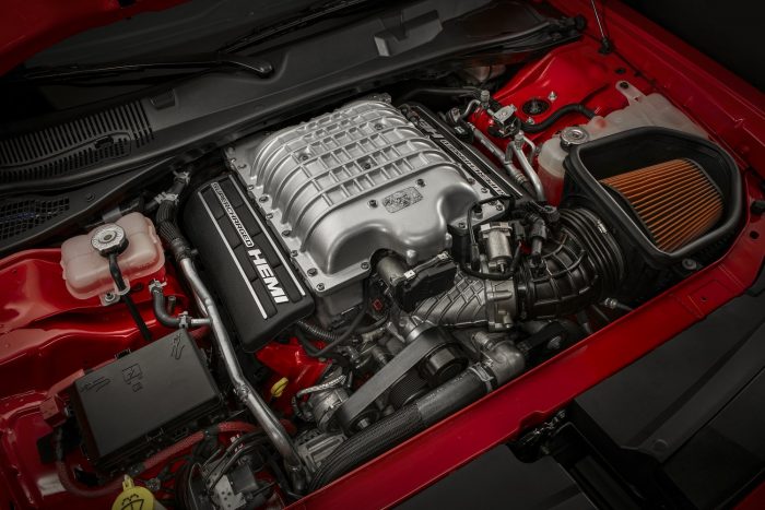 Száz fotón, két videón a világ leggyorsabb utcai autója 56 Under the hood of the 2018 Dodge Challenger SRT Demon is a 6.2-liter supercharged HEMI® Demon V-8 engine.