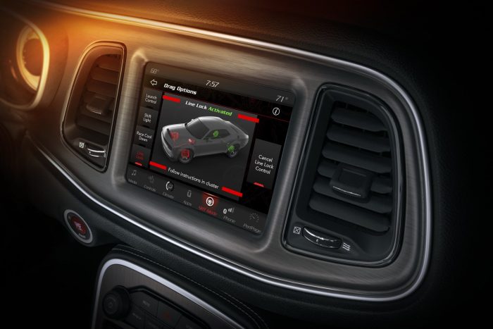 Száz fotón, két videón a világ leggyorsabb utcai autója 65 The 2018 Dodge Challenger SRT Demon offers line lock, a feature that assists the driver in preventing forward vehicle movement during a burnout through enhanced control of the brakes while revving the engine to its peak power RPM, as shown on the 8.4-inch Uconnect touchscreen.