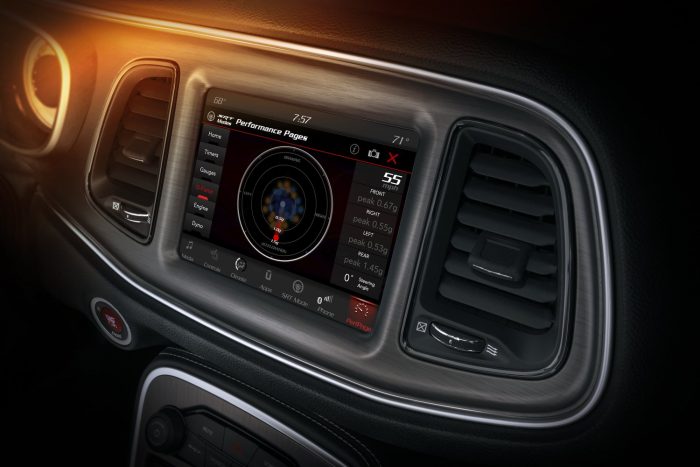 Száz fotón, két videón a világ leggyorsabb utcai autója 71 The Challenger SRT Demon’s Performance Pages feature a new G-Force page, which displays instantaneous and peak lateral force readings displayed on the 8.4-inch Uconnect touchscreen.