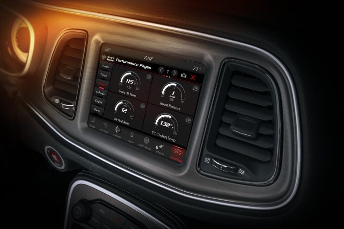 Száz fotón, két videón a világ leggyorsabb utcai autója 73 The Challenger SRT Demon’s Performance Pages feature a new Gauge readout page, which displays various gauges on the 8.4-inch Uconnect touchscreen.