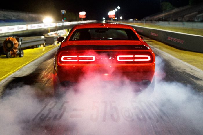 Száz fotón, két videón a világ leggyorsabb utcai autója 77 The 2018 Dodge Challenger SRT Demon combines the best of both mechanical and electronic tuning to deliver maximum launch force while still maintaining precision directional control.
