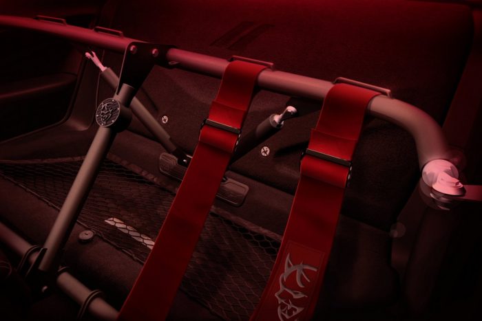 Száz fotón, két videón a világ leggyorsabb utcai autója 78 The 2018 Dodge Challenger SRT Demon includes factory-fitted mounting points for a four-point harness bar available through Speedlogix.