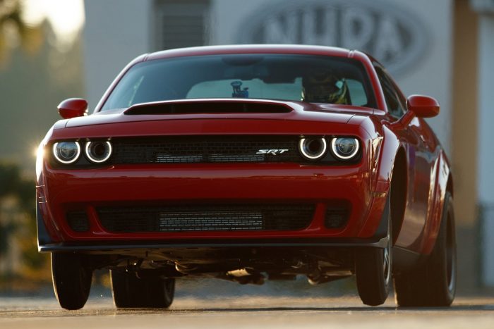 Száz fotón, két videón a világ leggyorsabb utcai autója 79 The 2018 Dodge Challenger SRT Demon is the world’s first production car to lift the front wheels at launch. It set the world record for longest wheelie from a standing start by a production car at 2.92 feet, certified by Guinness World Records.