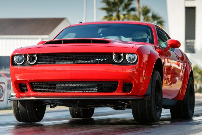 Száz fotón, két videón a világ leggyorsabb utcai autója 80 The 2018 Dodge Challenger SRT Demon is the world’s first production car to lift the front wheels at launch. It set the world record for longest wheelie from a standing start by a production car at 2.92 feet, certified by Guinness World Records.