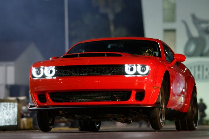 Száz fotón, két videón a világ leggyorsabb utcai autója 81 The 2018 Dodge Challenger SRT Demon is the world’s first production car to lift the front wheels at launch. It set the world record for longest wheelie from a standing start by a production car at 2.92 feet, certified by Guinness World Records.
