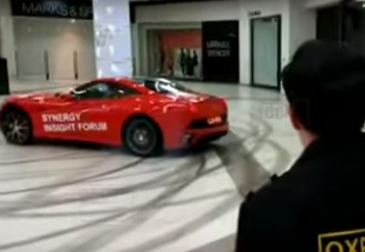 Plázában égetett gumit a ferraris