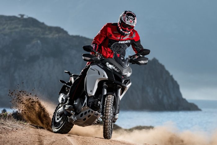 Menet közben esik darabjaira a kisautó 6 Ducati Multistrada 1200 és Multistrada 950 (2016 – 2017) Az üzemanyagszint-érzékelőt rögzítő anyacsavar mellett benzin szivároghat a tankból, ami a motorral és egyéb forró felületekkel érintkezve kigyulladhat.