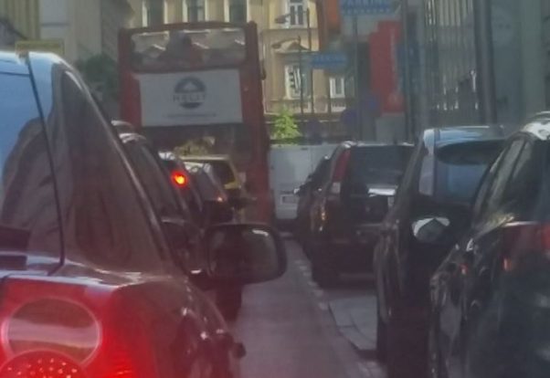 20 centi okozott dugót Pesten 1 | Vezess dugo