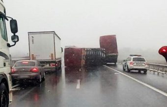 Teherautót borított a viharos szél a 86-oson