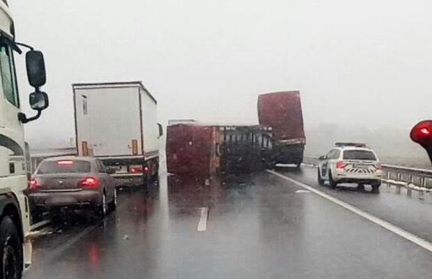 Teherautót borított a viharos szél a 86-oson
