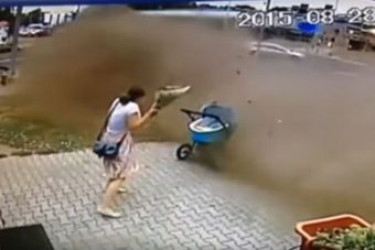 Iszonytató esetet élt túl a babakocsis anya