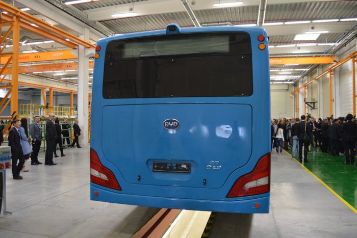 Elektromos busz és teherautó gyártó nagyhatalom lehetünk 5 Szerettünk volna jól alánézni, de azért egy átadón ez mégiscsak illetlenség.