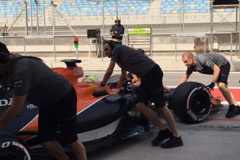 F1: A McLaren csak két kört bírt, a Mercedes is lerobbant