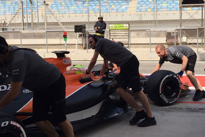 F1: A McLaren csak két kört bírt, a Mercedes is lerobbant