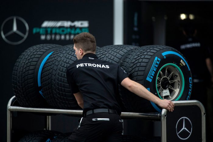 F1: Hamiltonnál visszaüt a kihagyott tesztelés? 1 | Vezess f1_kina_edz_03