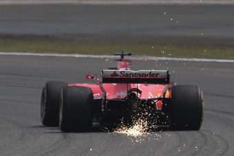 Így verte meg Hamilton Vettelt