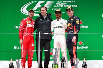 Hamilton: Nem egyszerű előzni, de Verstappennek mindig sikerül 