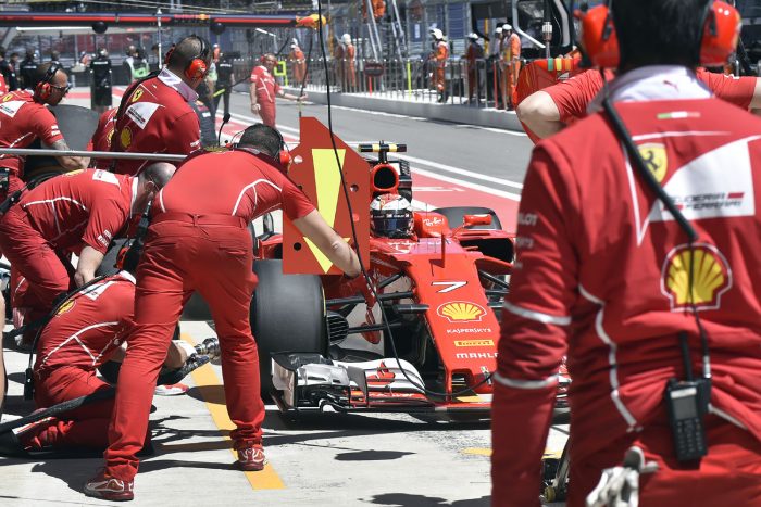 F1: Räikkönen az élen, menet közben esett szét a Force India