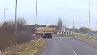 Kisbabájával autójában állt fejre a részeg nő