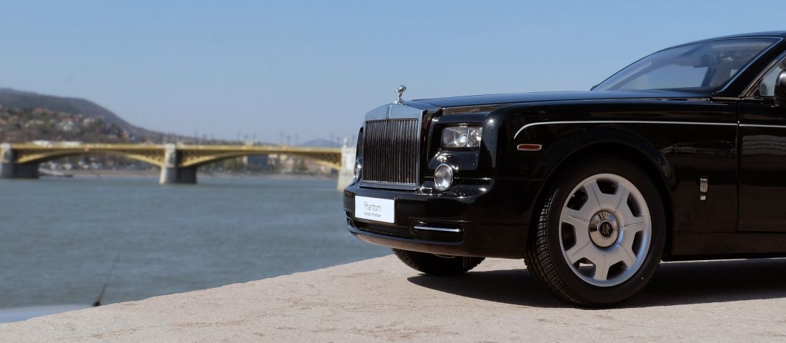 Luxusautók, amik büntetlenül parkolhatnak, ahol csak akarnak