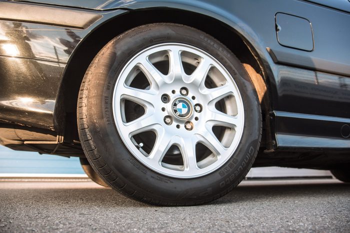Nincs jobb örömforrás egy húszéves BMW-nél. Vagy mégis? 9 A BMW-re szériában 16-os felniket szereltek 225-ös abroncsokkal. 17-es papucsokkal jobban mutatna