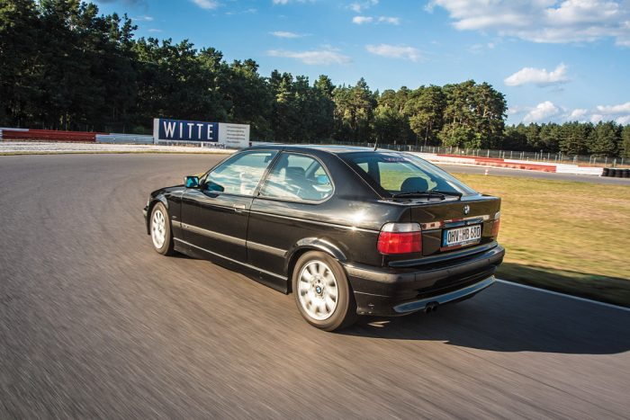 Nincs jobb örömforrás egy húszéves BMW-nél. Vagy mégis? 3 Az alapáras sportfutómű és a közvetlen kormányzás igazi kanyarművészt varázsolnak a kompakt BMW-ből. Leültetni fölösleges