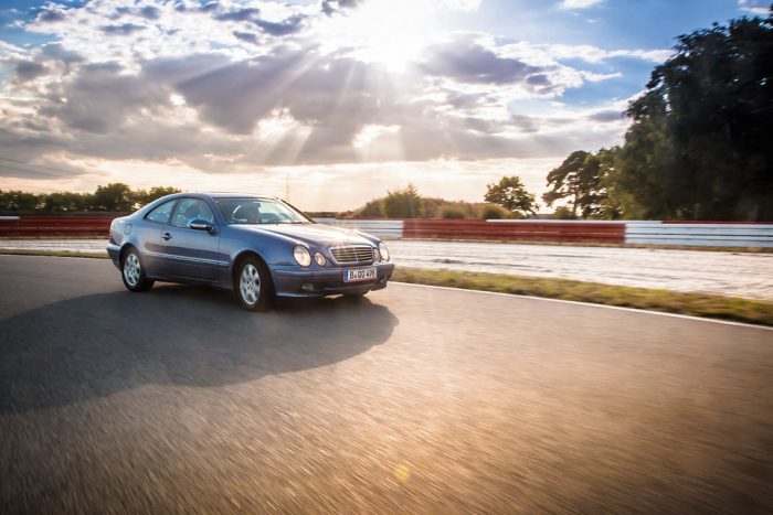 Nincs jobb örömforrás egy húszéves BMW-nél. Vagy mégis? 4 Impozáns, szinte lebeg az út felett a CLK. Ha akarjuk sportosan kemény, ha akarjuk légies. A kompresszoros motor erős, szívós és kellemesen morgós