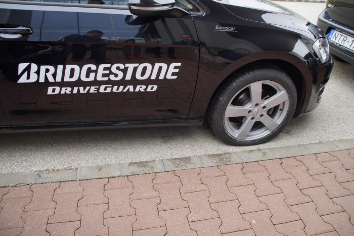 80-nal 80 km-t a Magyarországon gyártott lyukas gumival 1 A teljesen leeresztett Bridgestone Driveguard