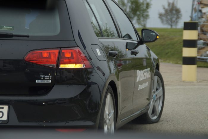 80-nal 80 km-t a Magyarországon gyártott lyukas gumival 3 Menet közben a defektes Driveguard