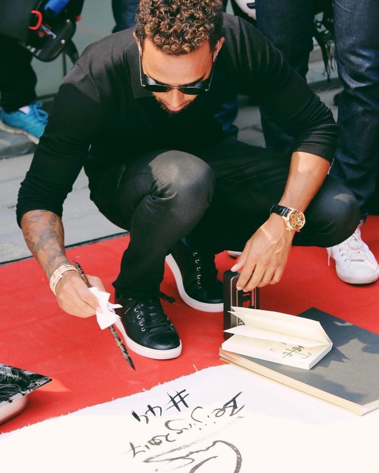 F1: Hamilton kalligráfiát tanult a Kínai Nagydíj előtt – videó 1 | Vezess hamilton_kalligrafia_3