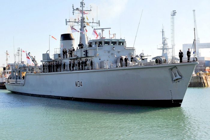 Fegyverek között pózolt Hamilton 1 | Vezess HMS-Middleton-Heads-for-the-Gulf