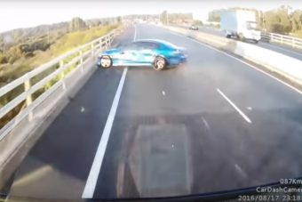 Filmbe illő balesetet videózott egy kamionos