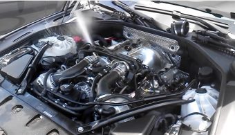 Kerti locsoló lett a BMW V8-as motorjából, így jár, aki ökör módjára hajt vízbe