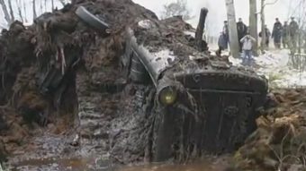 Mocsár mélyéről mentenek dózert az oroszok, de nem akárhogy