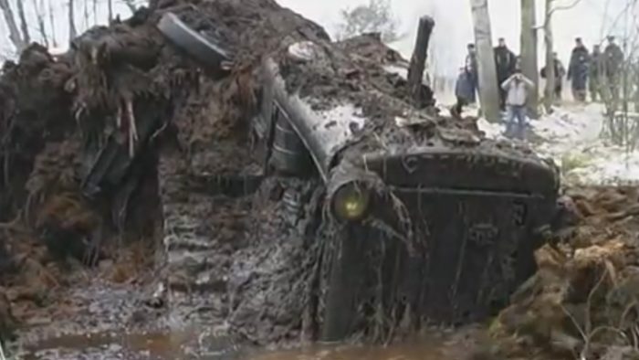 Mocsár mélyéről mentenek dózert az oroszok, de nem akárhogy