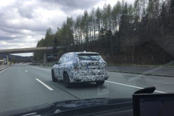 Titkos BMW-t fotózott Péter