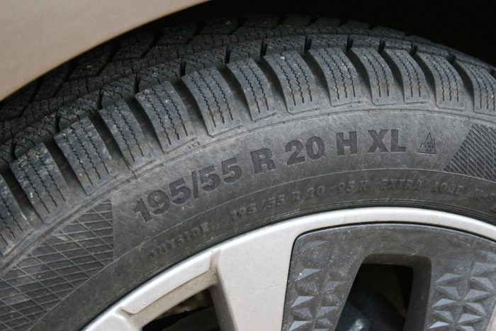 Egyterű, újratöltve 5 Continental nyári gumit 225/45 R17 méretben nagyjából 30 ezer, 195/55 R20-as méretűt 38-40 ezer forintért kapni