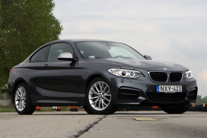 BMW M240i – Szem nem marad szárazon 7 Veszett gyors, de kényelmes: gran turismoként az M240i a huligánnak született, önzáró diffis M2 érdekes alternatívája
