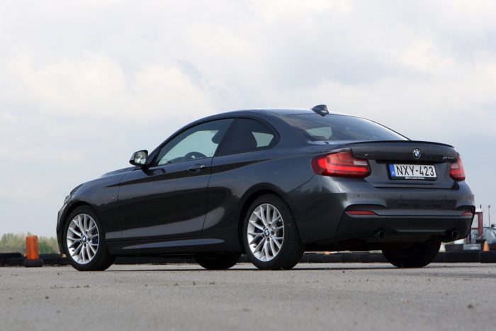 BMW M240i – Szem nem marad szárazon 4 Sport+ módban a visszafogott menetstabilizálással megmoccan a feneke kigyorsításkor. Nem rendelhető hozzá önzáró differenciálmű, az M Performance brosúrájában sem találtam sperrt