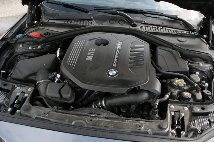 BMW M240i – Szem nem marad szárazon 6 Mesés a fejlett szelepvezérlésű, szédületesen erős és kellően pörgős B58-as turbómotor. Csak a menüből lehet olajszintet mérni, nívópálca csak a dízelekhez van