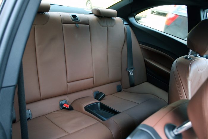 BMW M240i – Szem nem marad szárazon 1 Van hátsó légrostély, de papíron is csak kétszemélyes a 2-es kupé. A lábtér elgendő, a fejteret itt is korlátozza a befelé nyíló tolótető
