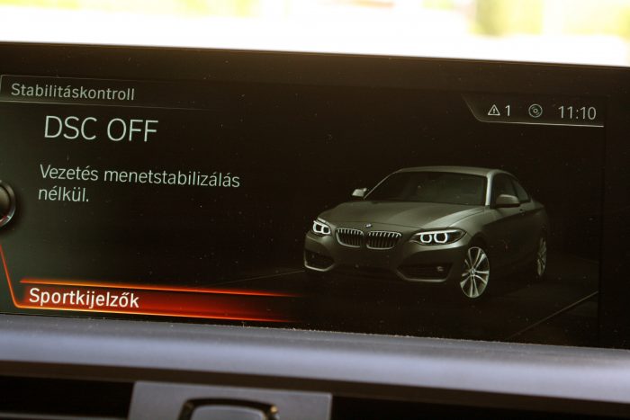 BMW M240i – Szem nem marad szárazon 3 Kikapcsolt menetstabilizálással kifényesedett betonon és vizes úton kisebb farolásokra is képes, az xDrive hátul hagyja a nyomaték jó részét. Az animációban az autó kicsiket farol a DSC kiiktatásakor, ez nagyon tetszett