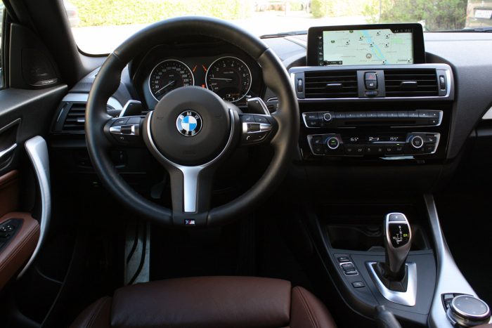 BMW M240i – Szem nem marad szárazon 2 Nagyon jó az üléshelyzet, csak a tolótető miatt a fejtér kevés a magasabbaknak. Az automatikus váltó annyira jó, higy nem kesergünk a kéziért, ami a hátul hajtó M240i-vel elérhető