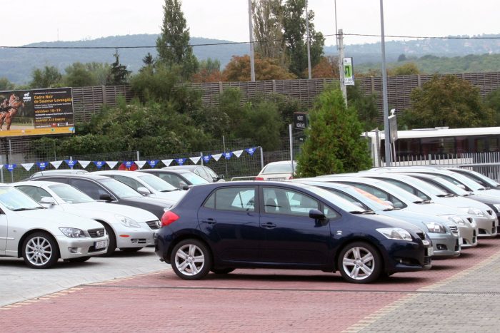 Használt autó: melyik fogyaszt kevesebbet? 37 2009 végétől az átdolgozott Aurisban az alapmodell és az 1,6 literes is hatfokozatú kézi váltót kapott. Az ötgangos elődöknél mindkét új motor takarékosabb