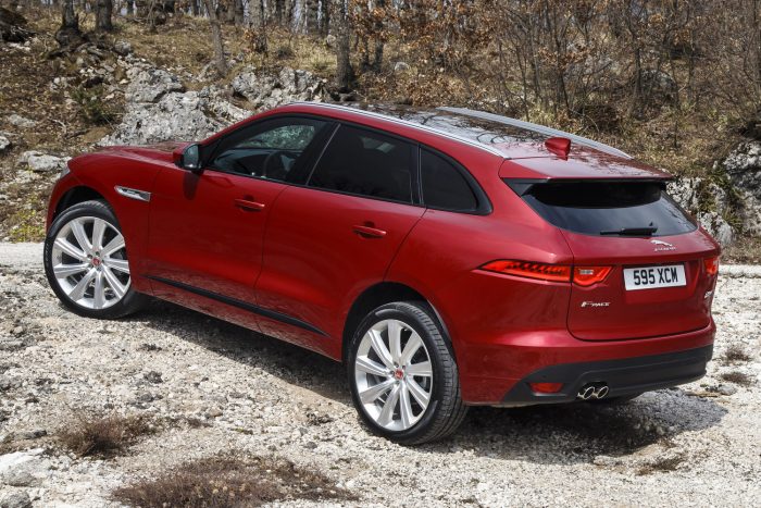 A legszebb a legjobb is: átadták a Világ Év Autója díjakat 6 jaguar_f-pace_r-sport_28