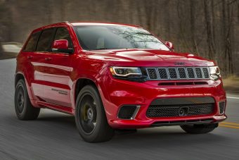 Versenymotort szereltek a Jeepbe, őrület, mit tud