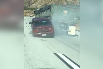 Hogy a fenébe nem látta a kamionsofőr, hogy egy autót húz maga után?