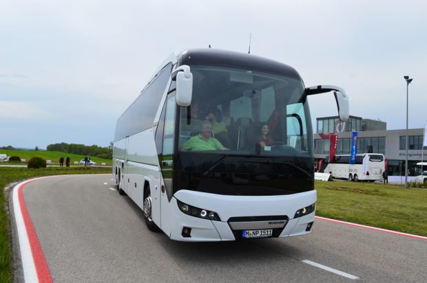 Azért még az Ikarus az úr 1 A 16 éves Keszthelyi Vivien egészen ráérzett a buszvezetésre, hiszen megszámolhatatlanul sok kört ment ezzel a Neoplan Tourlinerrel.