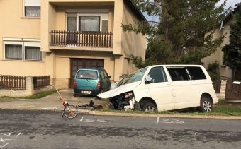 Hídfőnek csapódott autó miatt teljes útzár a 83-ason